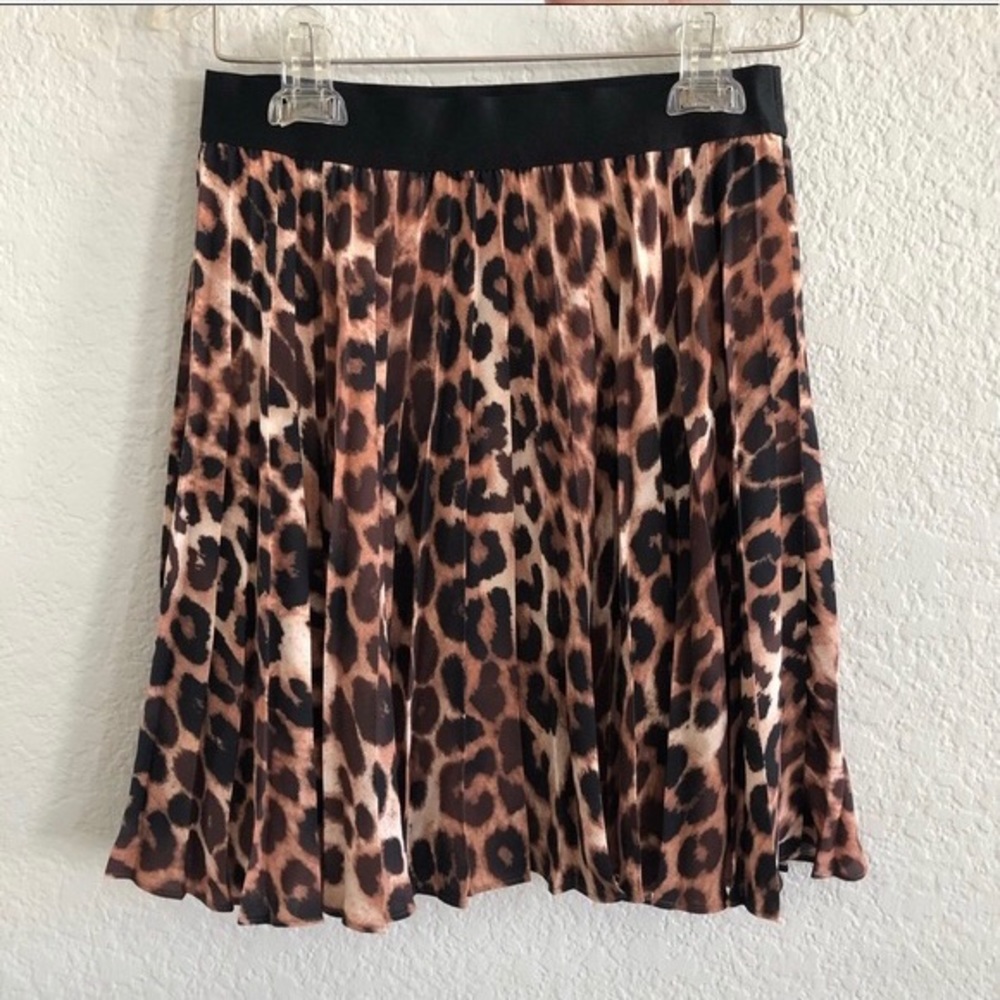 Express pleated mini leopard skirt
